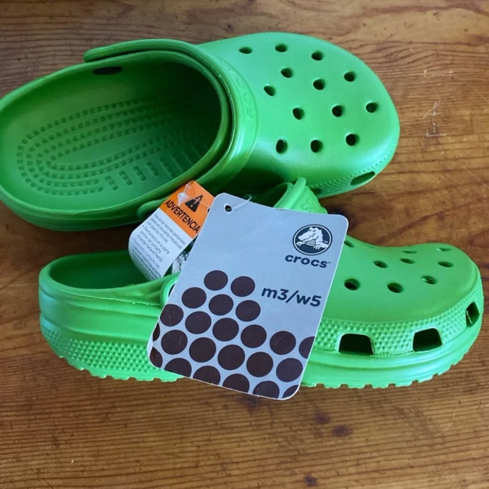 ⭐️ Green CROCS Men’s 3 / Women’s 5 NWT! ⭐️